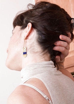 Hot blonde Nikki Hunter seduces her stepson at the kitchen table